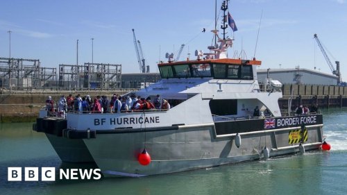 Channel crossings: Migrant boats could be turned back in new UK move