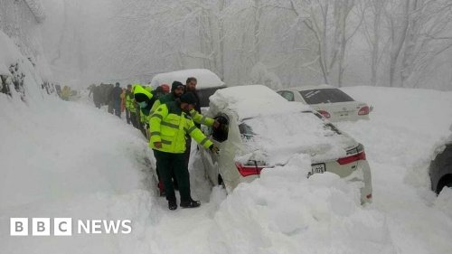 Pakistan snow: Deadly weather traps hundreds of drivers