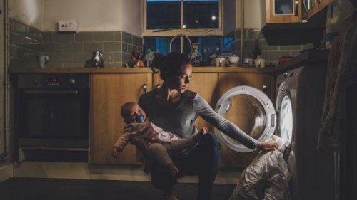 Mães não precisam só de autocuidado, mas sim de alguém que cuide delas, diz pesquisadora