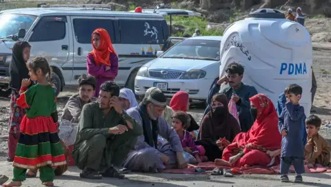Pakistan expels tens of thousands of Afghans