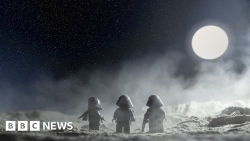 Photographer shoots intricate scenes with Star Wars Lego