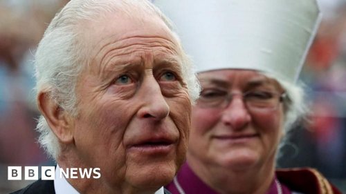 King hands out commemorative coins at Maundy service