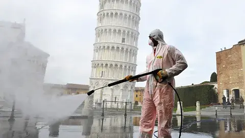 Covid 2020: Italy's much-loved landmarks fall into silence