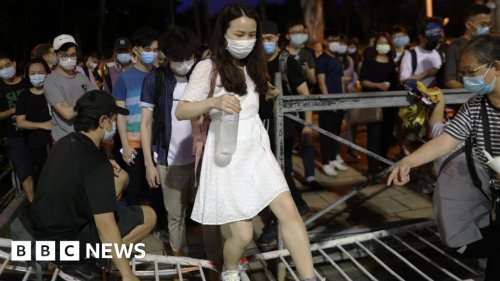 Hong Kong: Tens of thousands defy ban to attend Tiananmen vigil