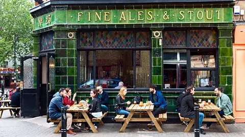 How to not embarrass yourself in a British pub