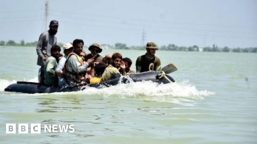 Pakistan floods: Officials struggle to stop biggest lake overflowing