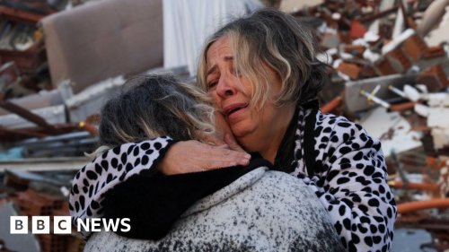 Turkey earthquake: Survivors in streets as rain hampers rescue