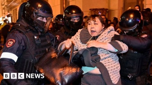 Ukraine war: Russia arrests hundreds as call-up sparks protests