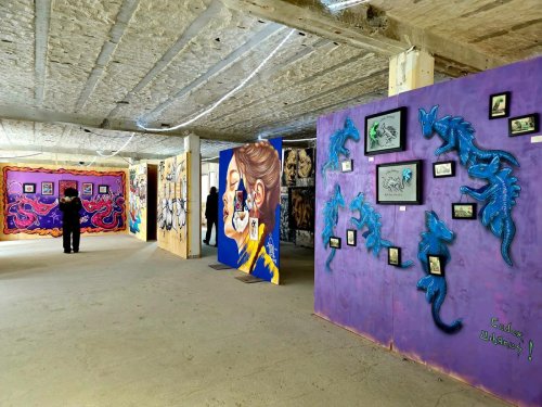 Une expo de street art gratuite avec 150 artistes célèbre le cabaret du Chat noir