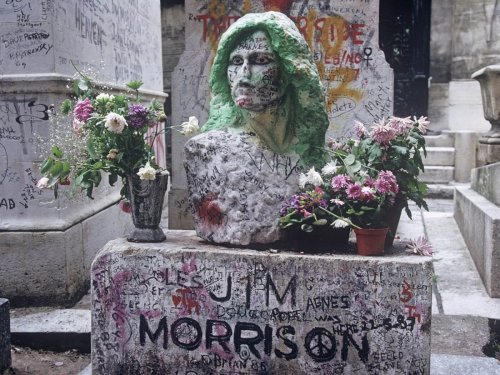 Le buste de Jim Morrison du Père-Lachaise refait surface par hasard… avec un Warhol