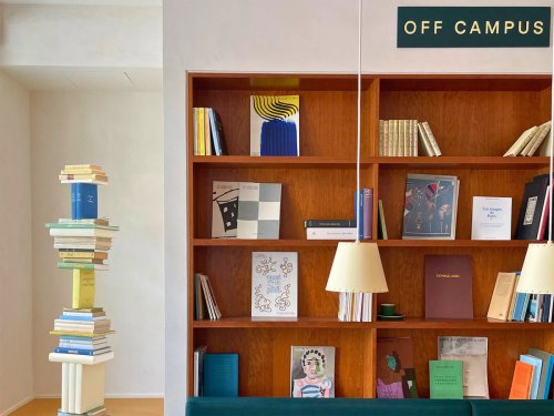 À Paris, un nouveau café-librairie remet les cours du soir au goût du jour
