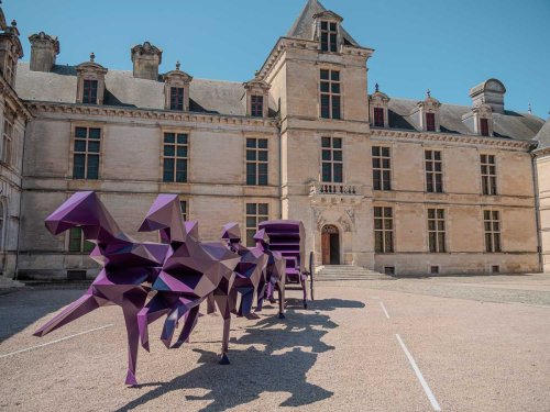 Un carrosse futuriste s’invite dans la cour d’honneur du château ducal de Cadillac