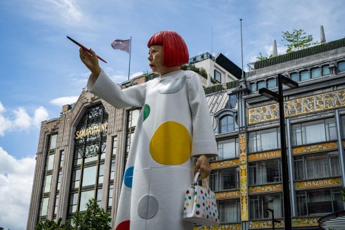 La Ville de Paris fait retirer le logo Louis Vuitton de la statue de Kusama
