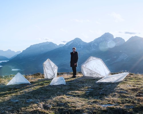 Une installation poétique émerge au sommet des Alpes