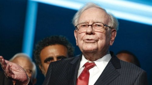 As MSTR's Michael Saylor Says Warren Buffett Is 'Destroying' Berkshire Capital, Analyst Suggests 'Overpriced…Hot Stock Market' Could Be The Reason Oracle Of Omaha Is Sitting On $325B Cash