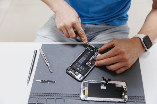 Apple Device Repairs Might Soon Get Cheaper And Easier: Oregon's Historic Right-To-Repair Law To Ban Parts Pairing - Apple (NASDAQ:AAPL)