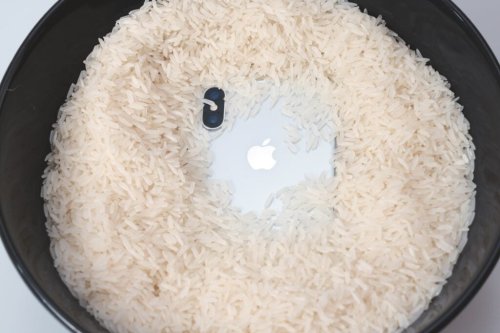 Apple Says Don't Bury Your Wet iPhone In Rice, Do This To Dry It Right
