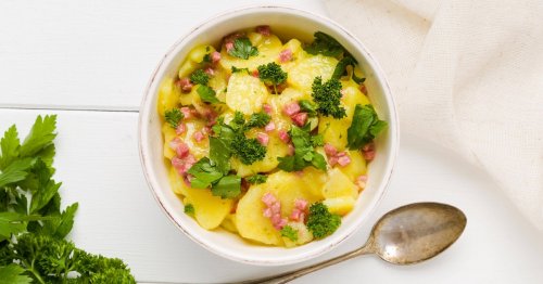 Kartoffelsalat mit Zwiebeln und Schinken