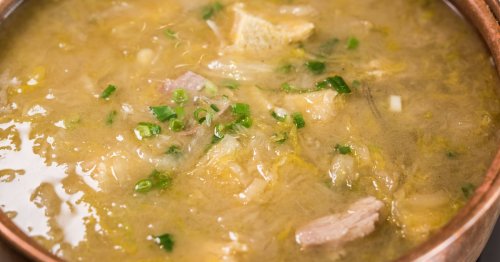Lecker, würzig, billig: Rezept für Sauerkrautsuppe mit Würstchen – ein ganzer Topf für ein paar Euro! Die würzige Suppe ist das perfekte Abendessen