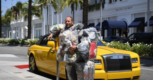 Der etwas andere „Müllmann“ – Lesen Sie mal, warum dieser Typ fast 30 Kilo Abfall durch Beverly Hills schleppt