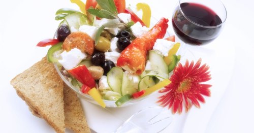 Geniales Rezept für griechischen Bauernsalat mit Fetakäse – das Dressing macht ihn so unwiderstehlich