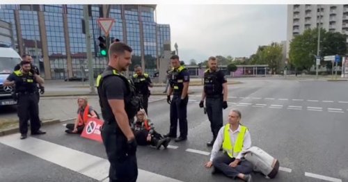 Polizei Berlin: Im Notfall reißen wir angeklebte Demonstranten weg