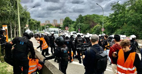 Festgeklebt: Polizei reißt Hände von Aktivisten von der Straße