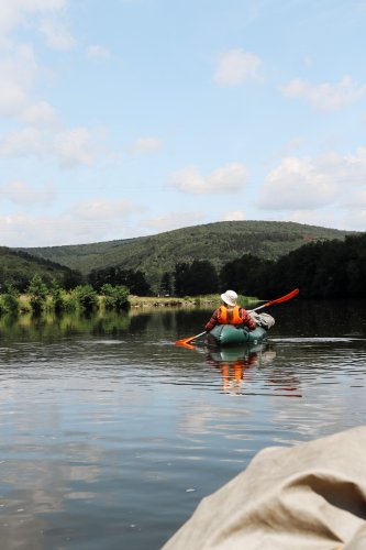 Packraft Trail in den Ardennen: Abenteuer zwischen Wald und Wasser » Bezirzt
