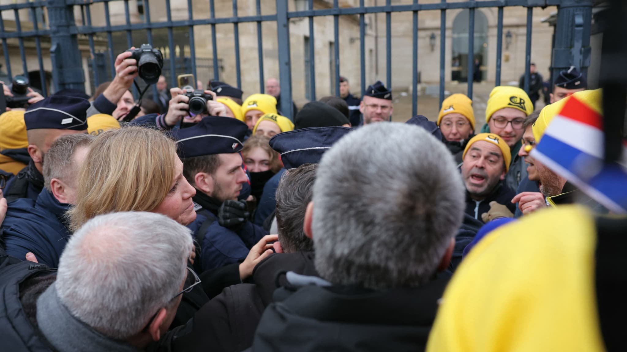 Colère agricole: les images de Yaël Braun-Pivet chahutée lors d&rsquo;une rencontre avec les agriculteurs devant l&rsquo;Assemblée nationale