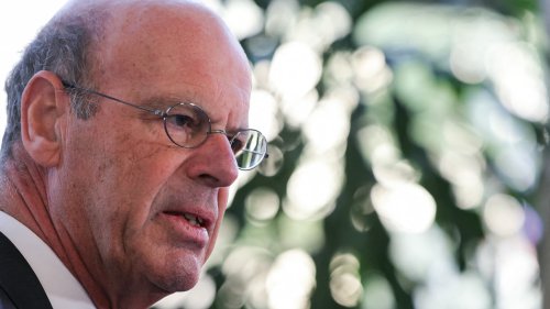 Éric Lombard pointe "l'instabilité" aux États-Unis et répond aux critiques des patrons français sur l'Europe