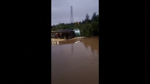 Inondations en Nouvelle-Zélande: un bus parvient à avancer sur une route complètement submergée