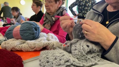 Pas-de-Calais: un club de couture confectionne des vêtements chauds pour les soldats ukrainiens