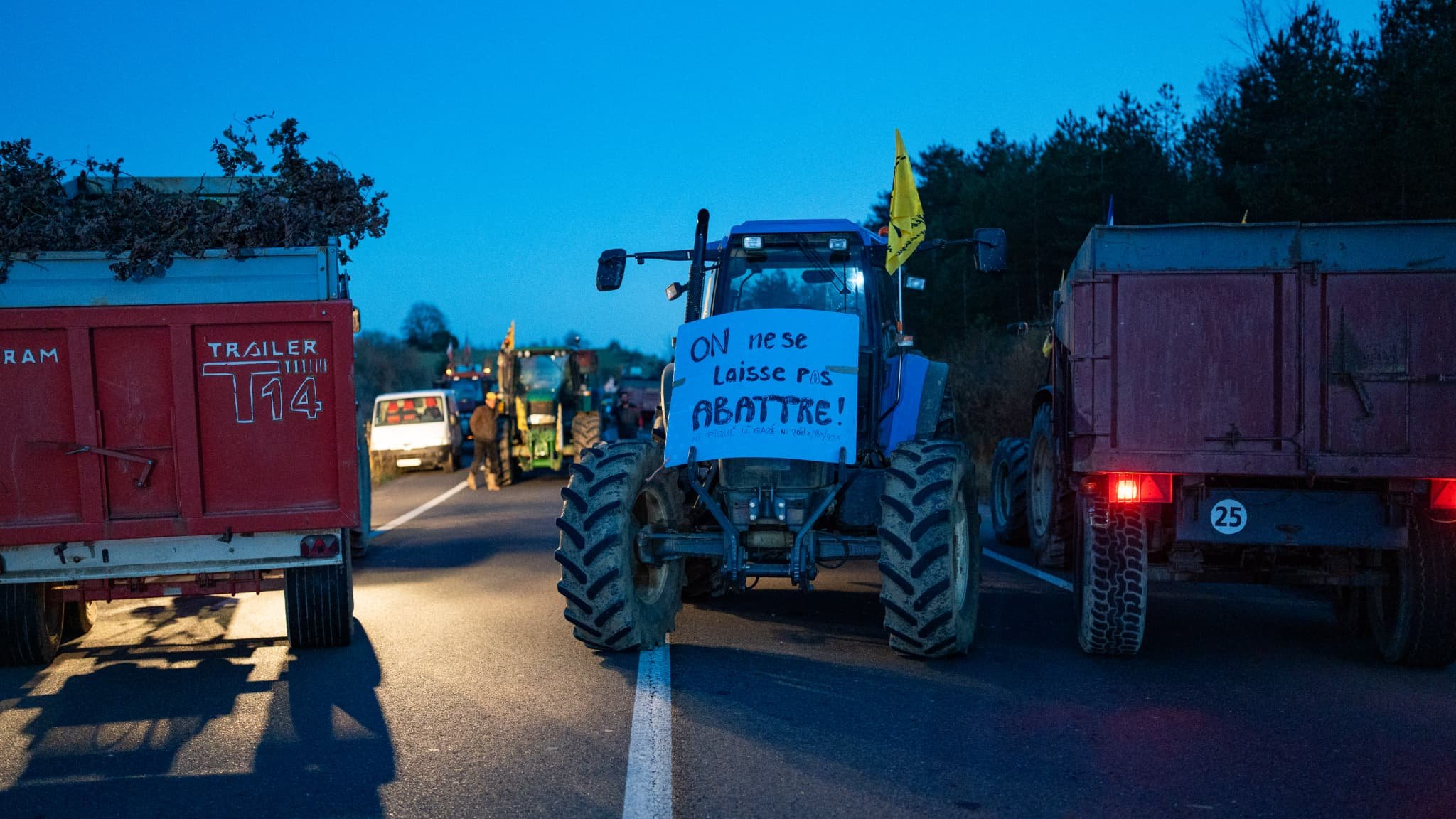 « Les tracteurs arrivent, on n’est pas prêts de lâcher »: les blocages de routes se poursuivent dans le Sud-Ouest, la ministre de l’Agriculture attendue sur place lundi