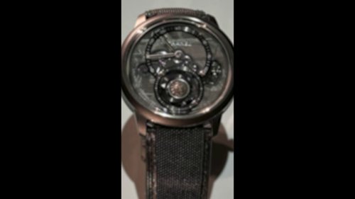 Cette montre Chanel est composée d'un vrai fragment de météorite