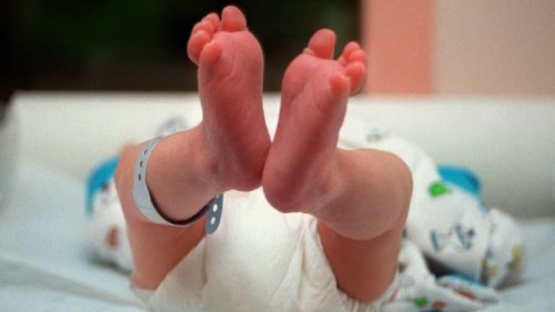 Un couple de deux personnes transgenres donne naissance à une petite fille, une première en France