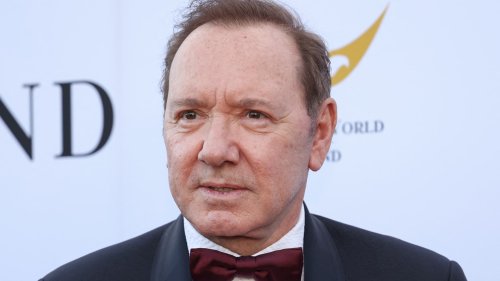 "C'est agréable d'être de retour": l'acteur Kevin Spacey récompensé à Cannes après des affaires de violences sexuelles