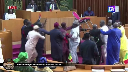 Une députée sénégalaise de la majorité présidentielle jette une chaise à un homologue de l'opposition en plein débat à l'Assemblée