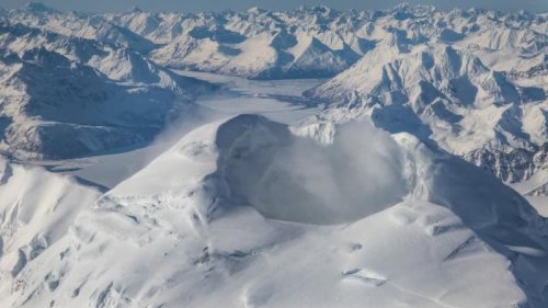 "Une activité sismique élevée": en Alaska, un volcan en alerte 33 ans après sa dernière éruption