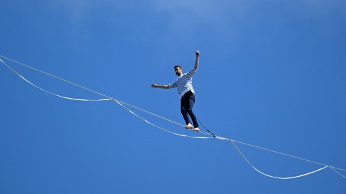 Mont-Saint-Michel: le funambule Nathan Paulin bat le record du monde de distance en slackline
