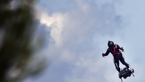 Franky Zapata, "l'homme volant" marseillais, chute de son flyboard lors d'une démonstration