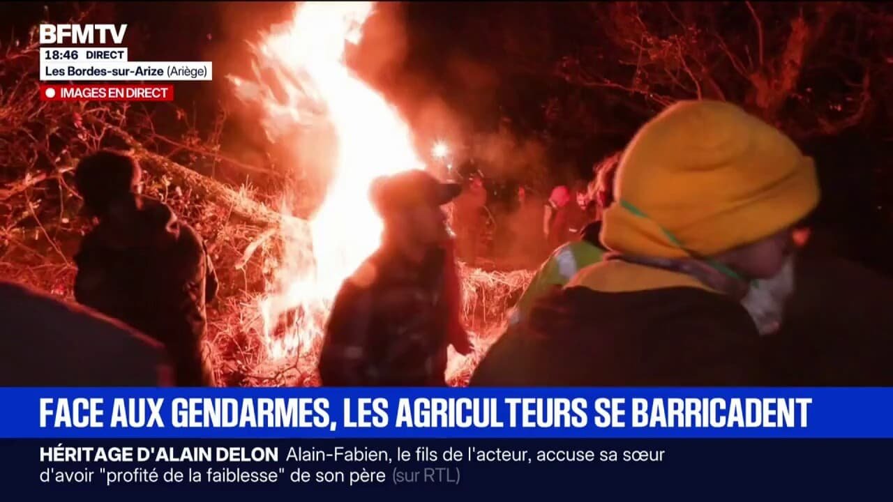 Cas de dermatose en Ariège: des agriculteurs mettent le feu à des bottes de foin pour tenter de bloquer les forces de l’ordre