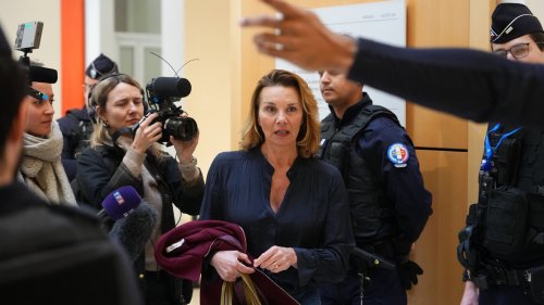 "Il me coince avec ses jambes": la première plaignante donne sa version des faits au procès de Gérard Depardieu