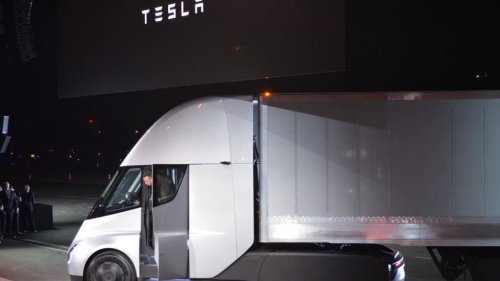 37 tonnes et 800 kilomètres sans recharge: Tesla débarque sur le marché des camions électriques
