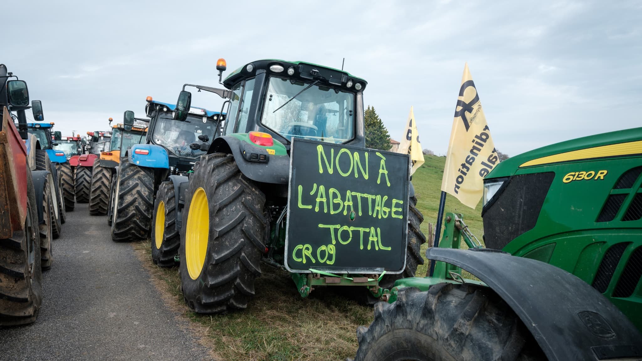 « Rien ne bouge, rien ne change »: des agriculteurs se mobilisent dans le Lot-et-Garonne et déversent du lisier et des pneus devant la préfecture