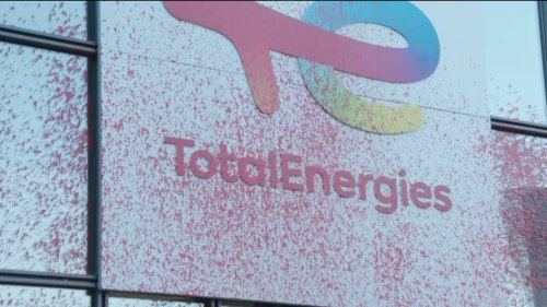 Des manifestants recouvrent de peinture la façade du siège de TotalEnergies à La Défense