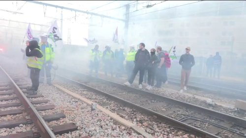 EN DIRECT - Retraites: des manifestants envahissent les voies de la gare de Lyon à Paris