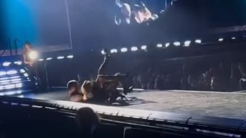Madonna tombe à la renverse sur scène après avoir été lâché par un de ses danseurs