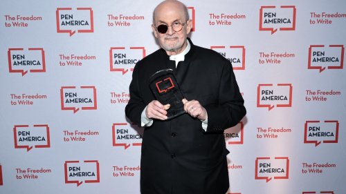 "Écrire est devenu une question urgente": Salman Rushdie raconte son agression dans "Le Couteau"