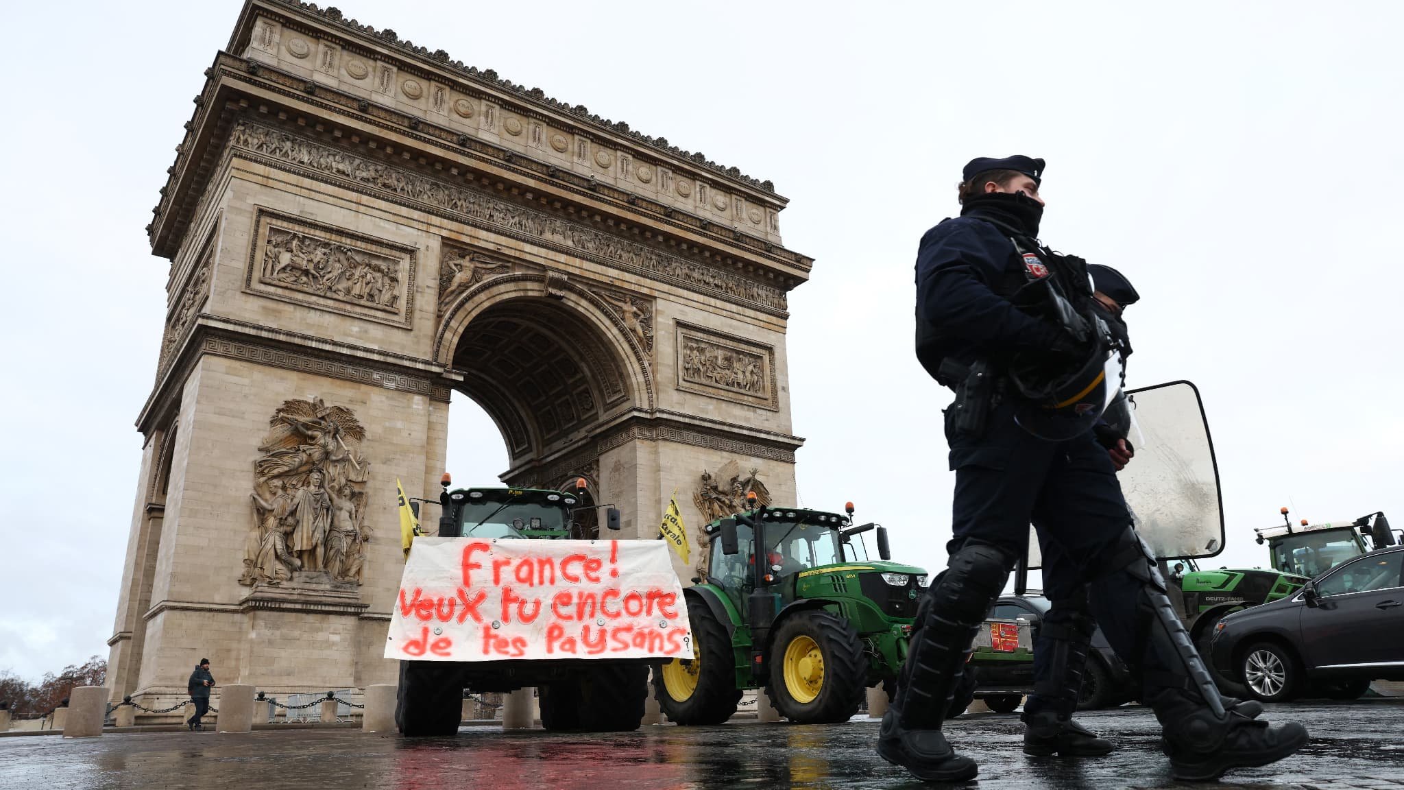 Les agriculteurs en colère manifestent à nouveau en tracteur dans Paris