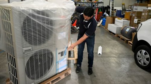 Macron avait promis 1 million de pompes à chaleur "made in France": on en est où un an après alors qu'un fabricant annonce des licenciements?